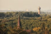Der Ruhrpott ist schön grün... - Blick zum Wasserturm Rheinhausen-Bergheim