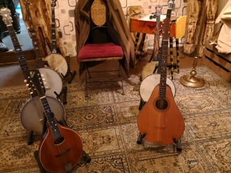 5 Banjos, links vorne die Gibson A1-Mandoline und vorne rechts die Tenor-Guitar...