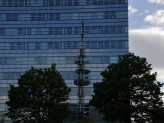 Turmspiegelung in der TargoBank-Fassade...